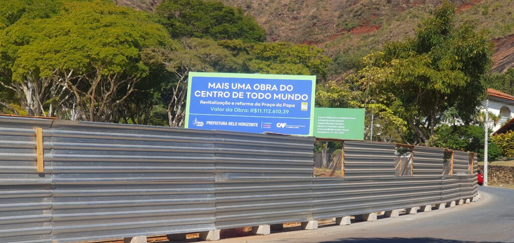 Praça do Papa segue parcialmente fechada há mais de dois anos; PBH prevê conclusão em junho