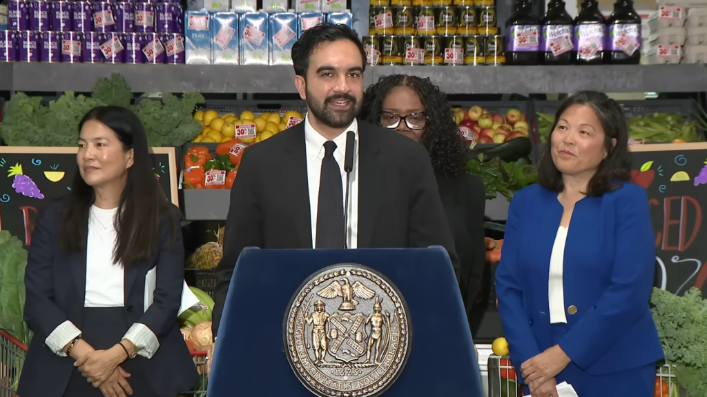 Prefeito de Nova Iorque anuncia supermercados com produtos mais baratos. Dá pra copiar também?